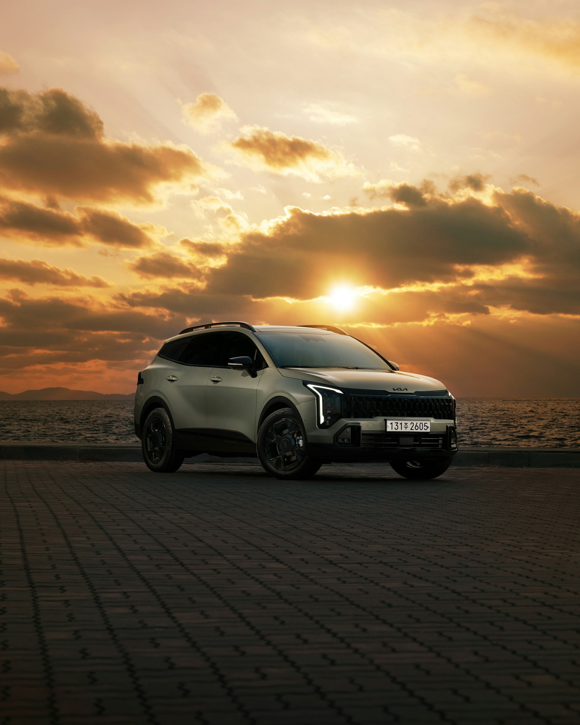 Bordowe Kia Sportage zaparkowane przed salonem
